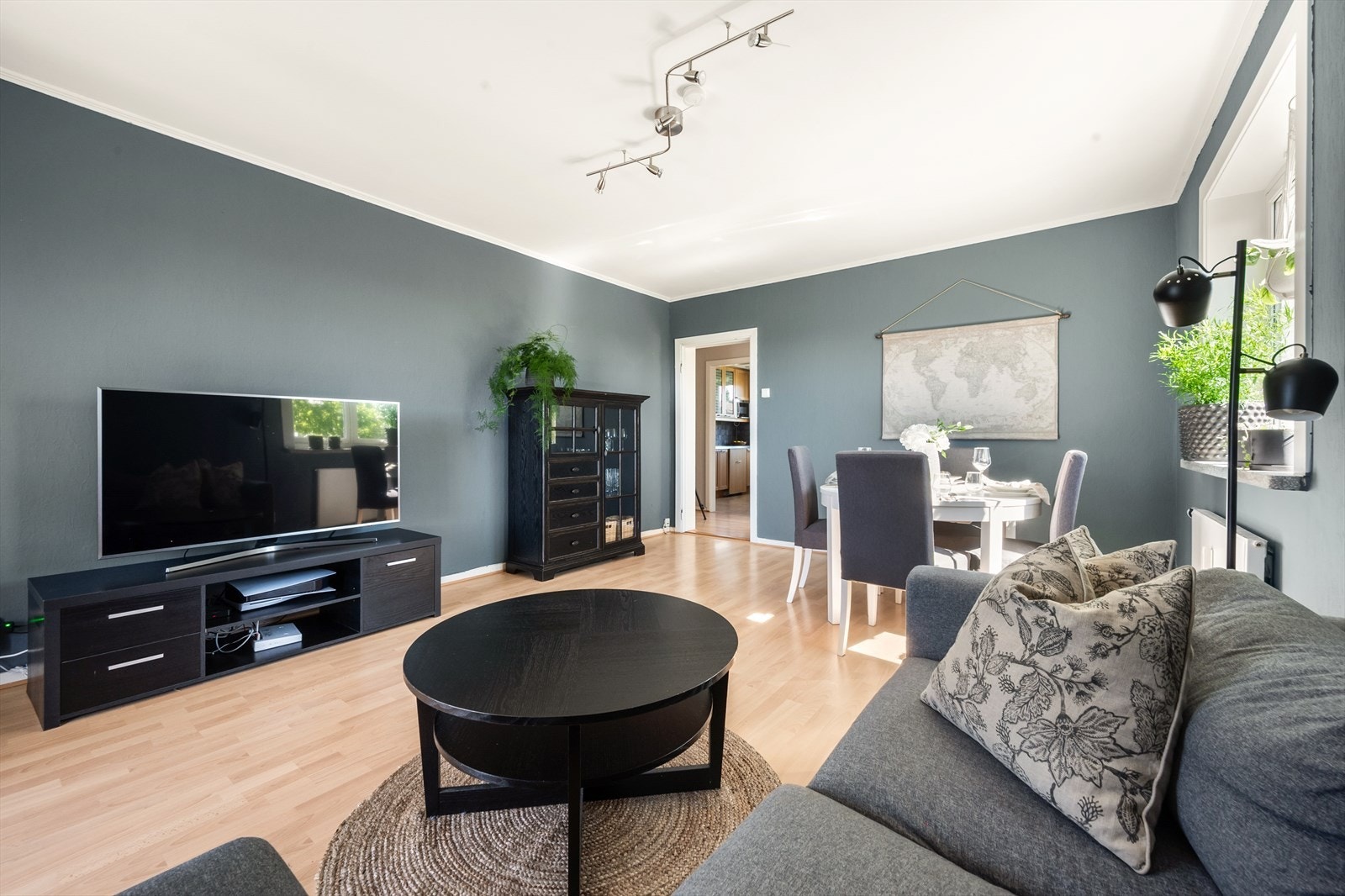 - Felleskostnadene ligger på kr. 3.924,- og inkluderer b.la. fyring, tv/internett og kommunale avgifter - Galleribilde