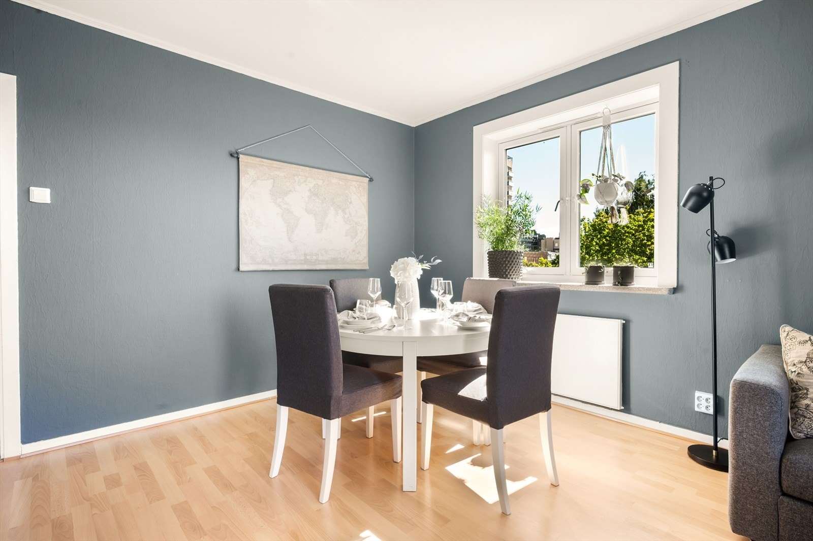 - Stuen fremstår som lys og luftig med stort vindu som åpner rommet og sørger for godt med lysinnslipp - Galleribilde