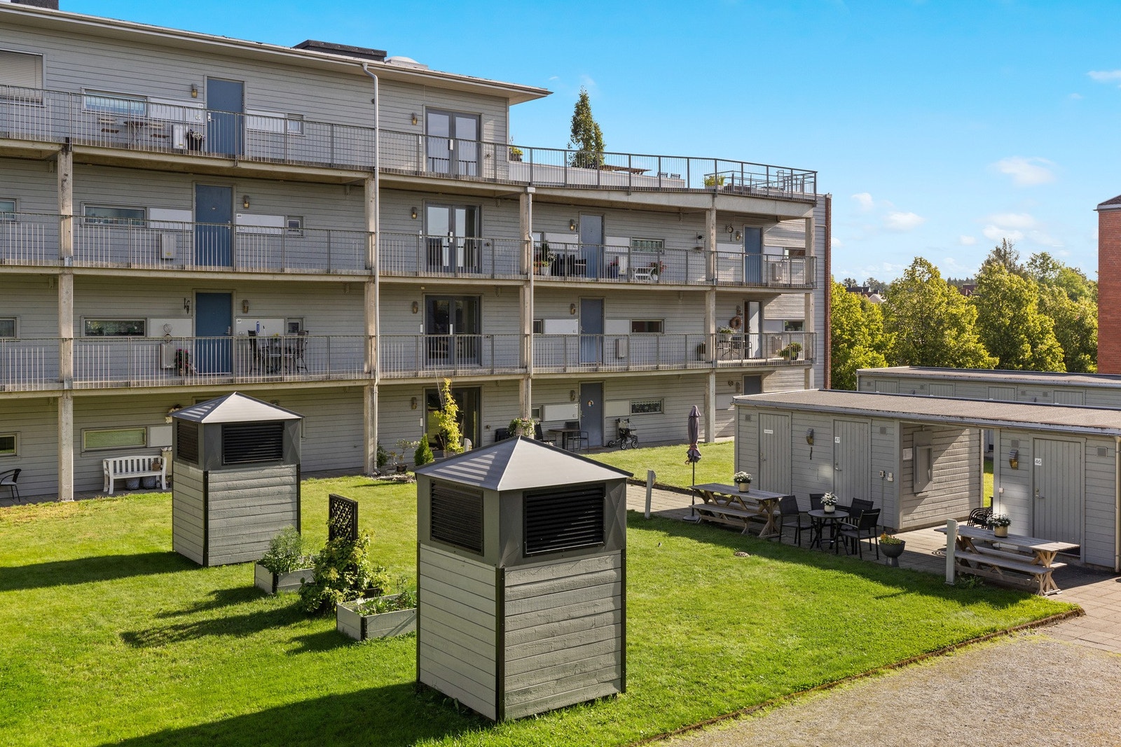 Det er opparbeidet flotte fellesarealer med bl.a. plen som er godt skjermet i midten av borettslaget. Galleribilde