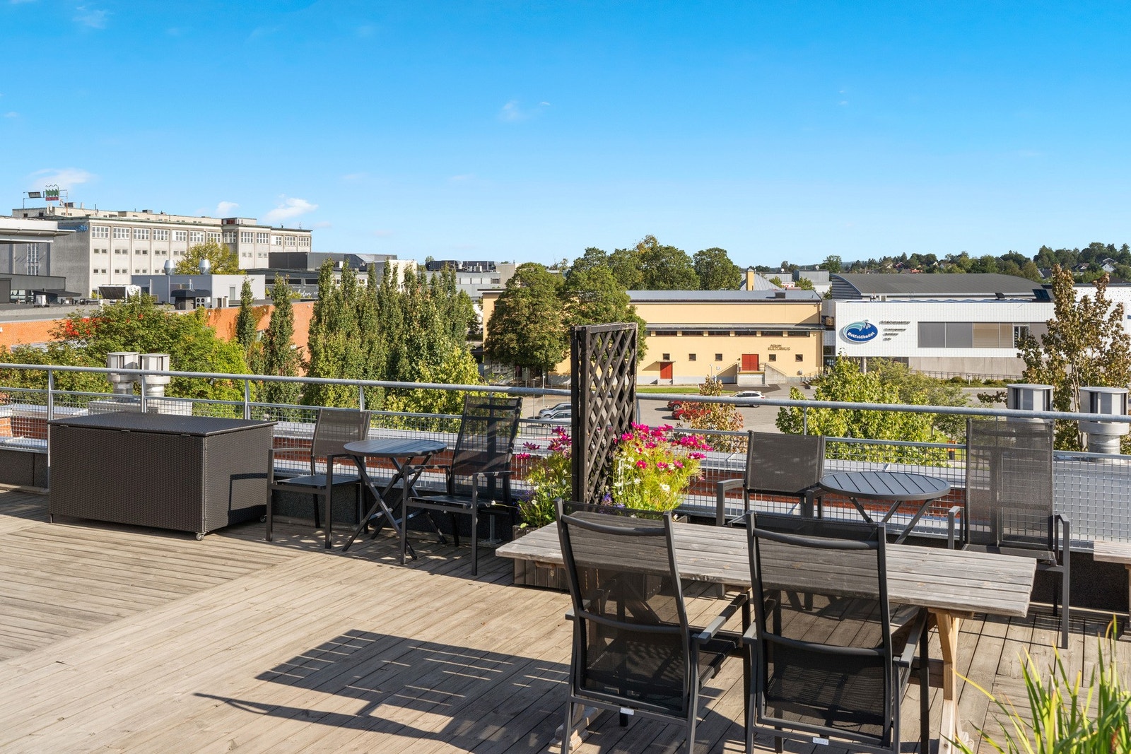Takterrassen fra en annen vinkel. Her har du god utsikt. Galleribilde