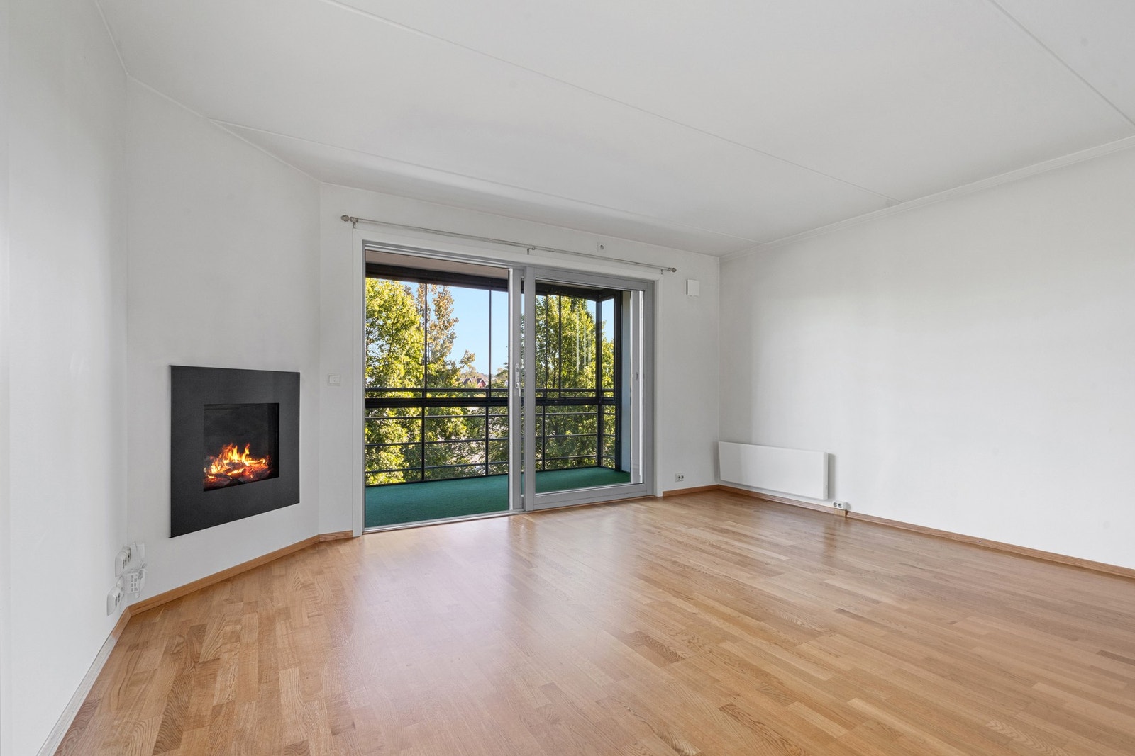 Lys og koselig stue med flott gasspeis. Galleribilde