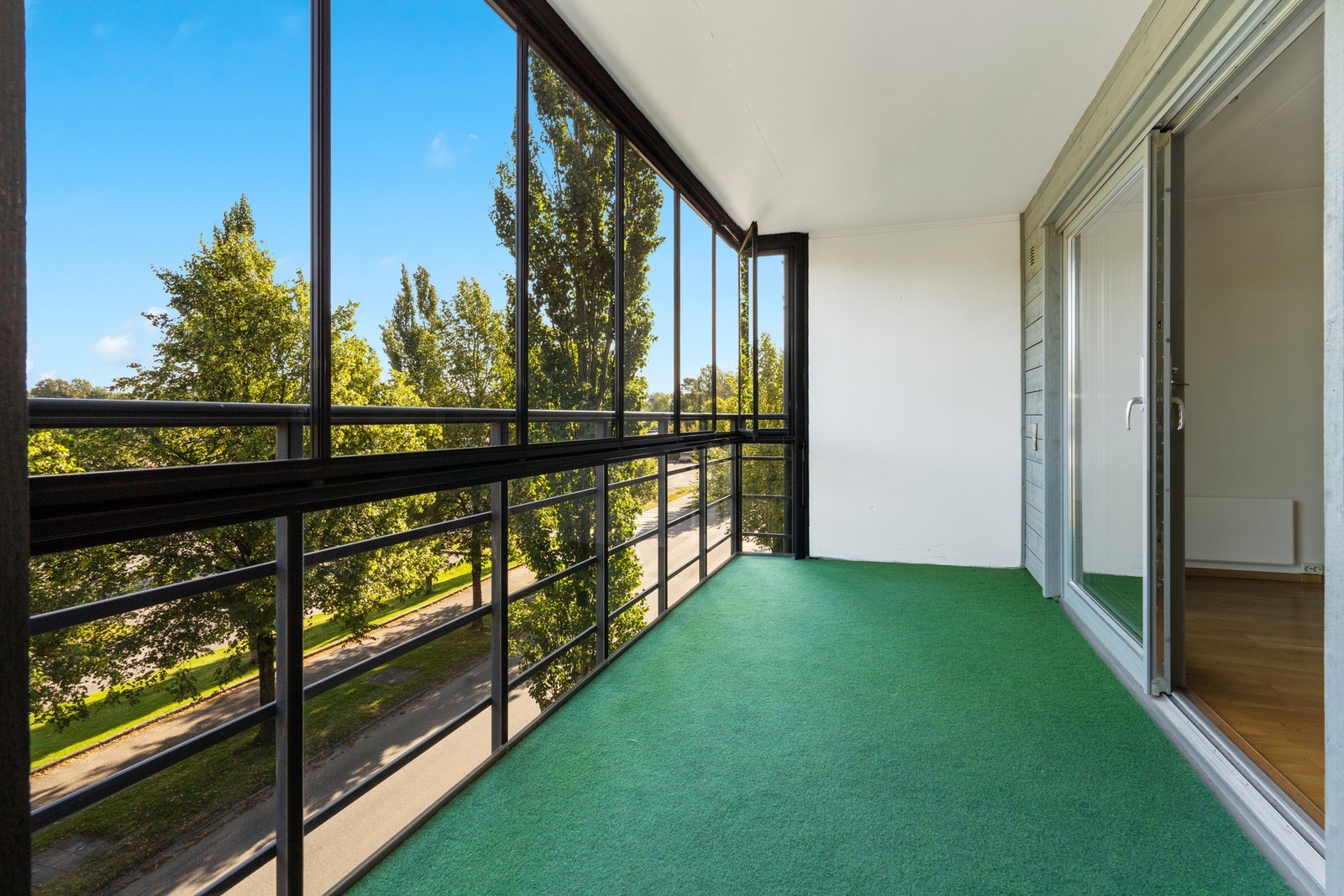 Romslig innglasset balkong. Galleribilde