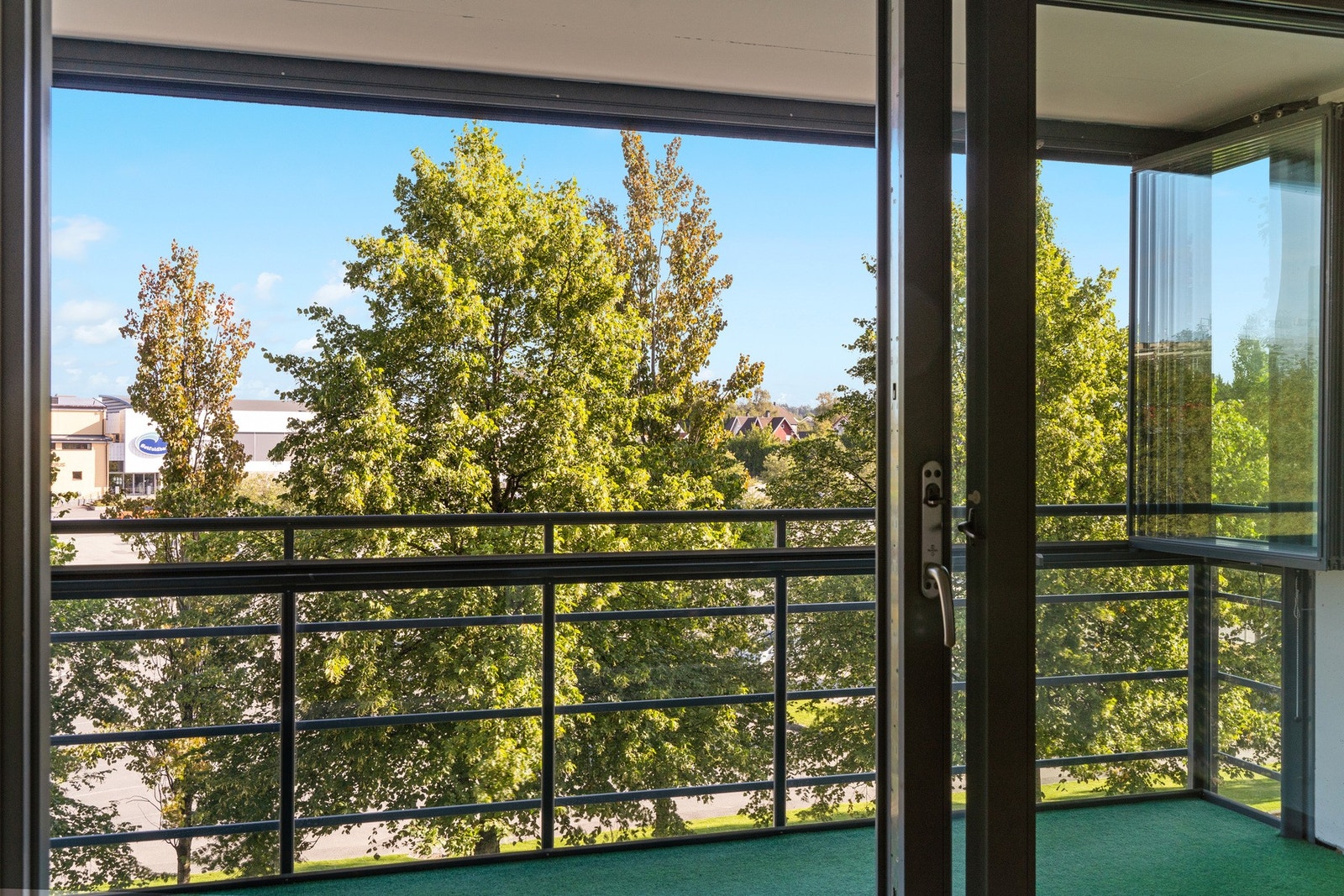 Balkongen har vinduer som kan skyves åpne hele veien. Galleribilde
