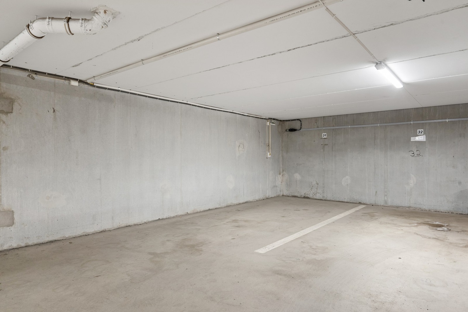 Det er garasjeplass i kjelleren. Galleribilde