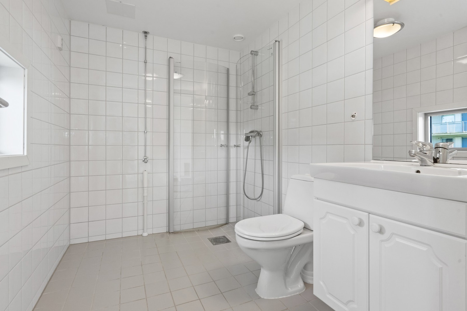 Pent flislagt bad/wc med varmekabler i gulvet. Galleribilde