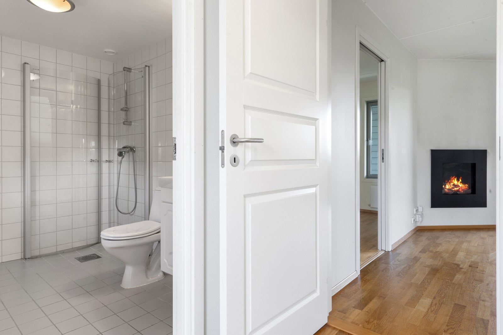 Lys entré med adkomst til pent flislagt bad/wc. Galleribilde