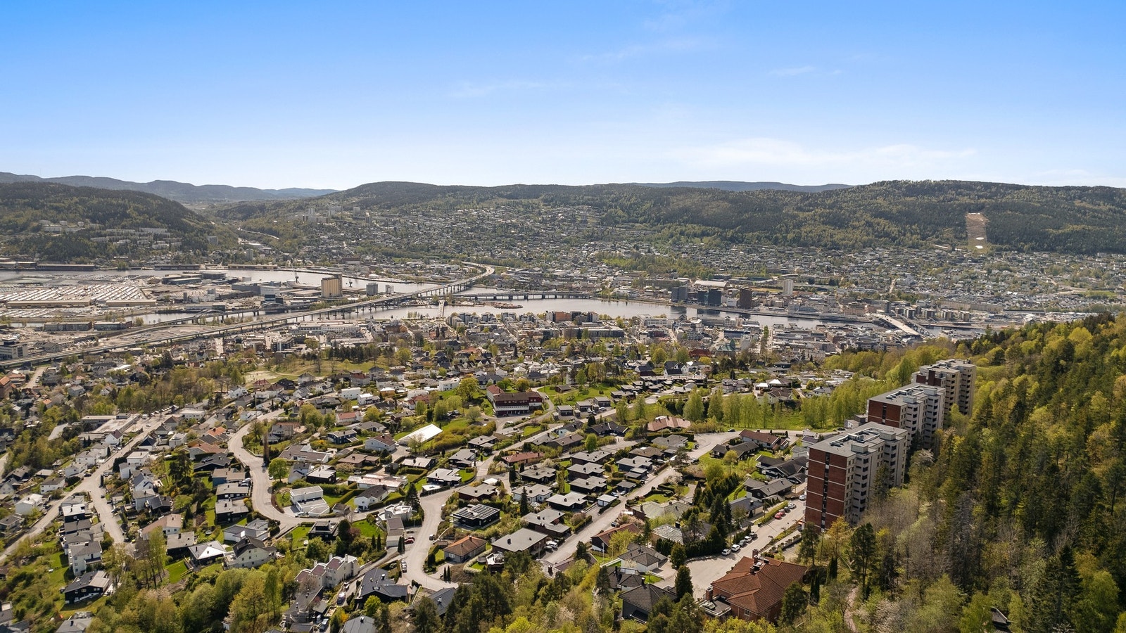 Det er kort kjøreavstand til alle nødvendige fasiliteter, herunder dagligvarebutikker, CC kjøpesenter, togstasjon og nye Drammen sykehus Galleribilde
