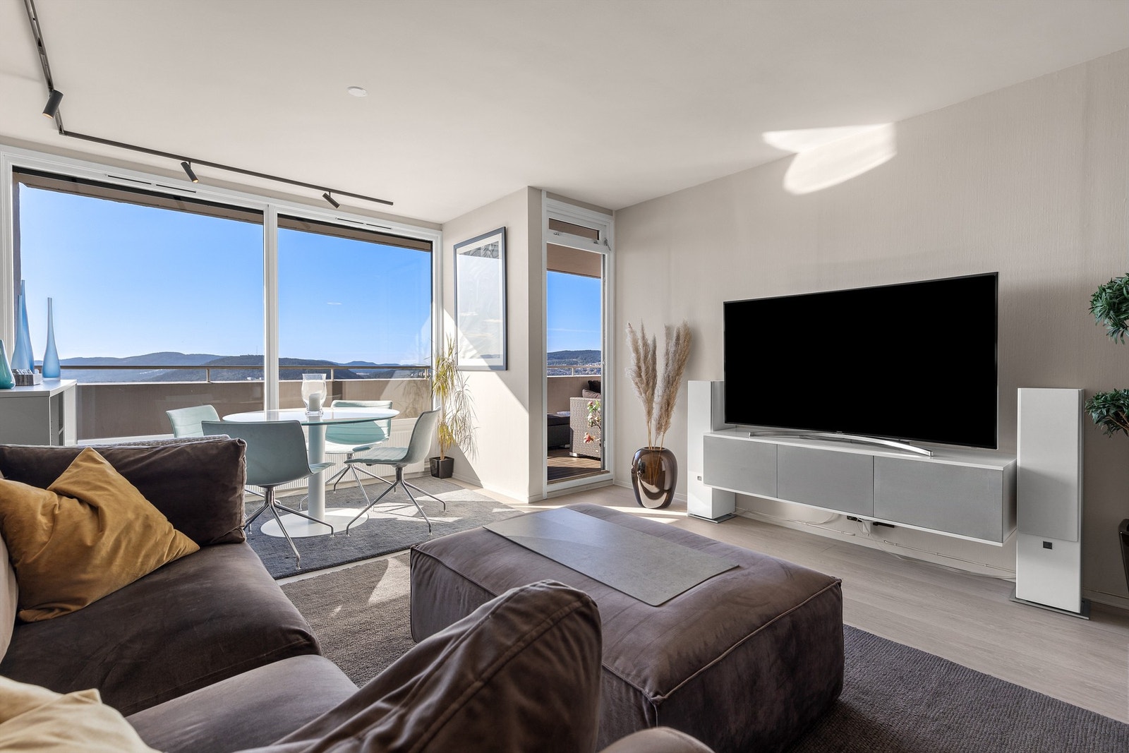 Elstyrte screens ble installert på vinduene i stue og på soverom i 2024 som en del av oppgraderingen Galleribilde