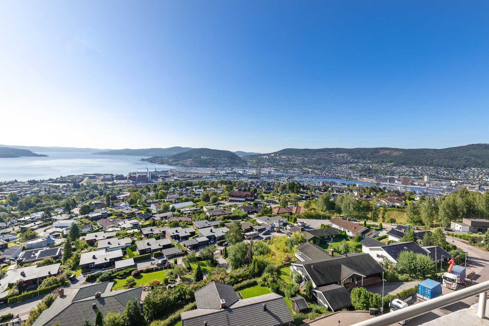 Vidstrakt utsikt over fjorden og Drammen by Galleribilde