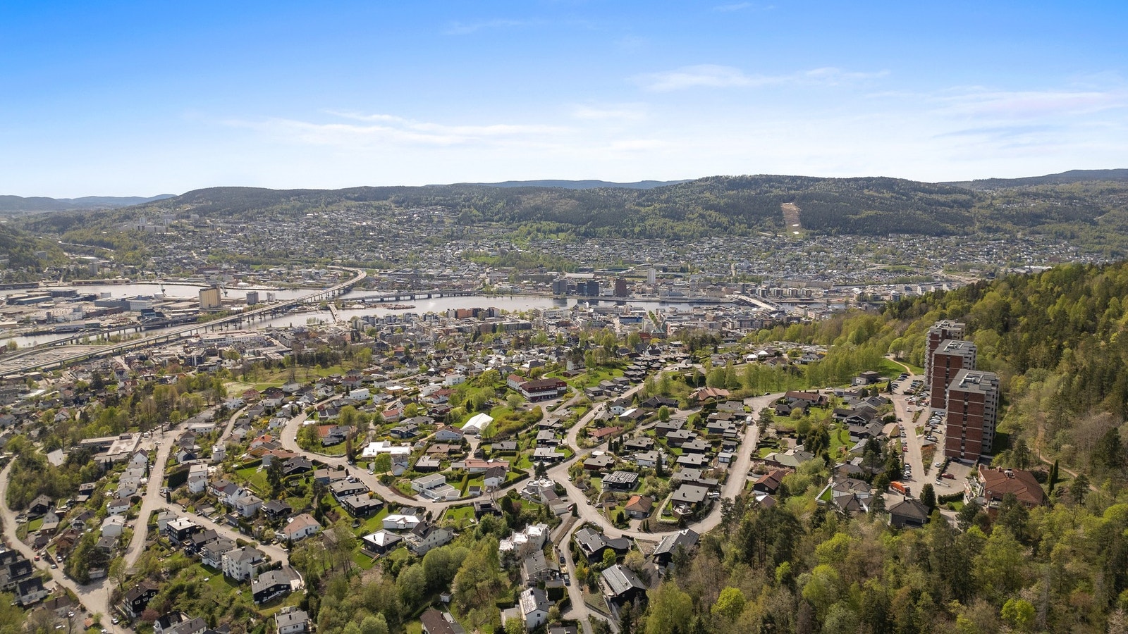 Eiendommen er grensende mot marka med lysløyper og flott helårs turterreng i Bragernesåsen Galleribilde