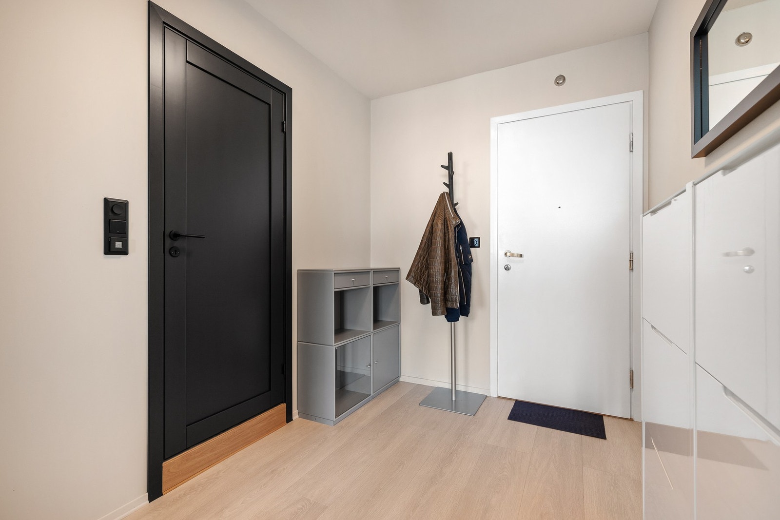 Entré med callinganlegg og plass til garderobeløsning Galleribilde