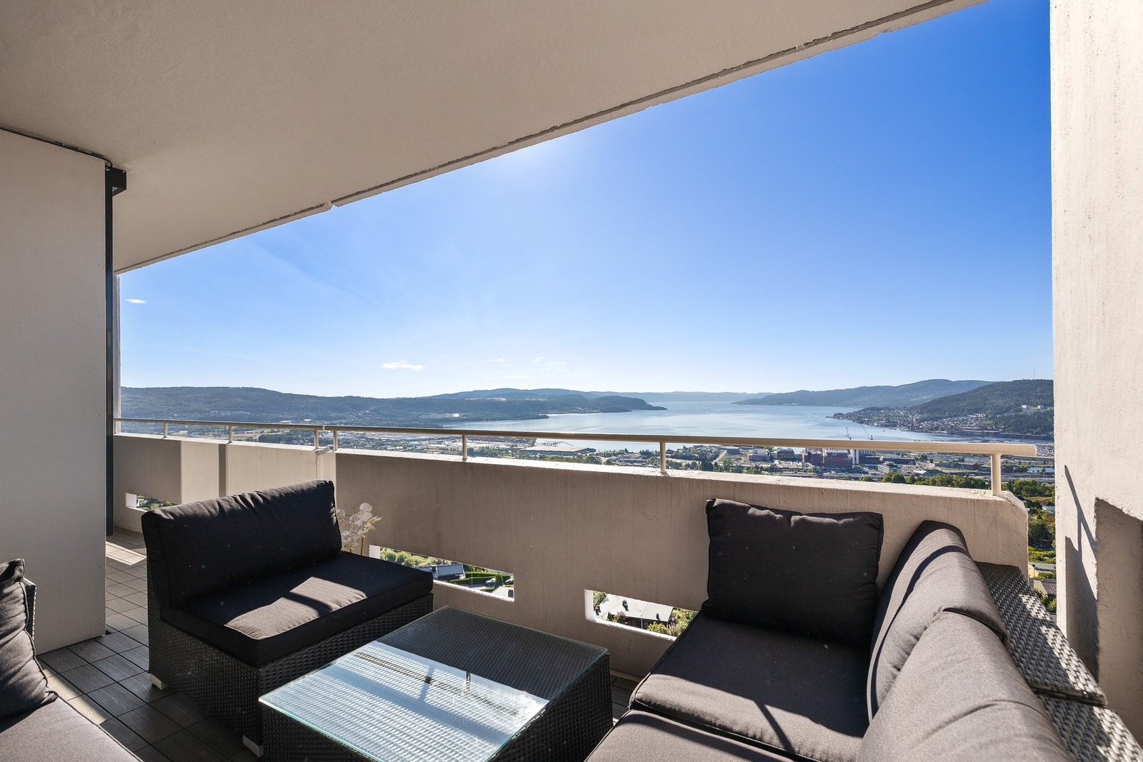 Leiligheten har en sørøstvendt balkong med svært gode utsiktsforhold og formiddagssol Galleribilde