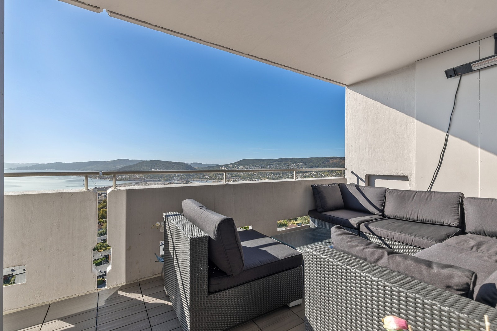 Her kan du innrede med ønsket utemøblement og nyte den flotte utsikten samt gode solforhold på formiddagen Galleribilde