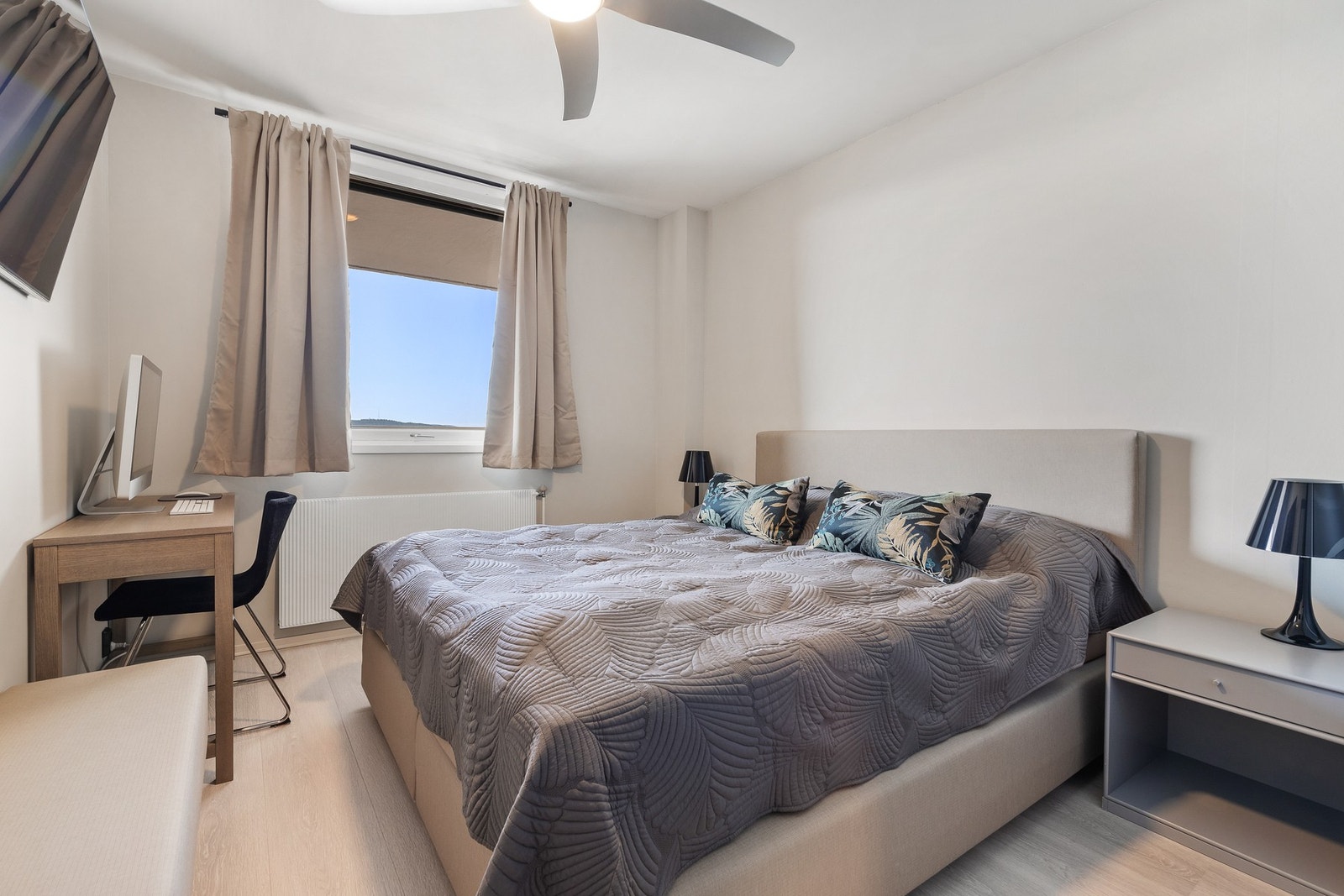 Pent soverom med 1-stavs laminatgulv, malt tapet på vegger og malt betong i himling Galleribilde