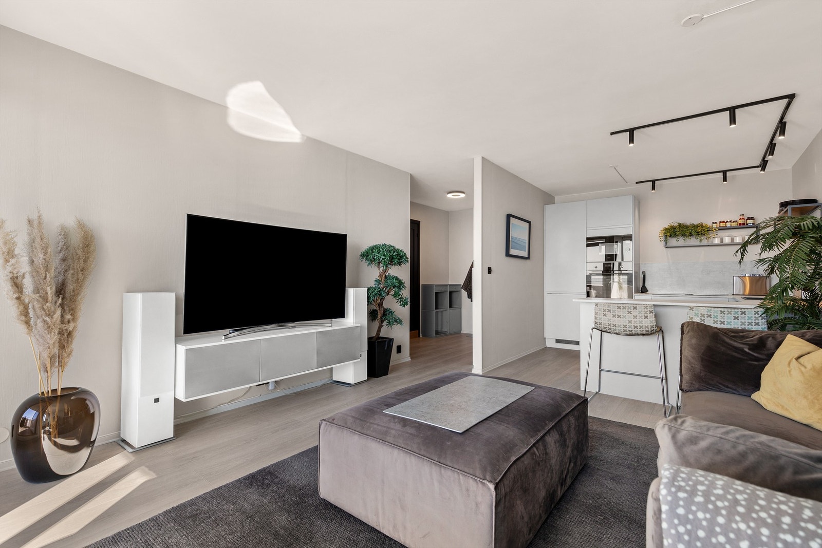 Det er fin plass til både spisebord, sofagruppe og TV-møblement Galleribilde