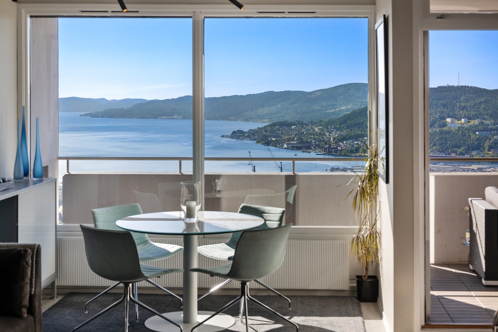 Nyt den fantastiske utsikten - rett fra spisebordet! Galleribilde