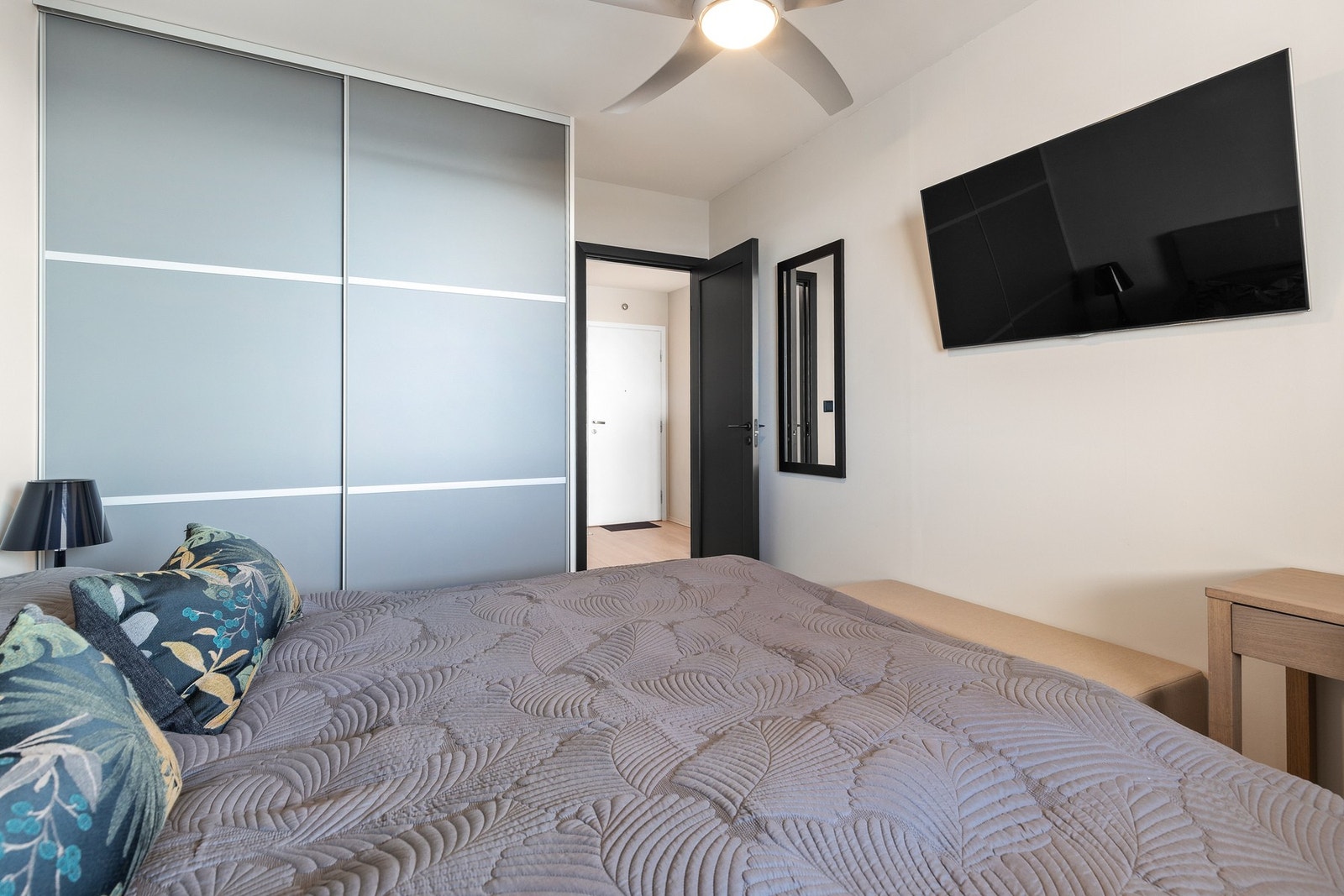 Rommet har fin plass til dobbeltseng, nattbord og skyvedørsgarderobe Galleribilde