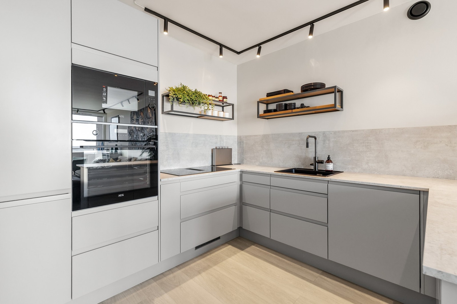 Tidløs kjøkkeninnredning med glatte fronter og benkeplate av laminat Galleribilde