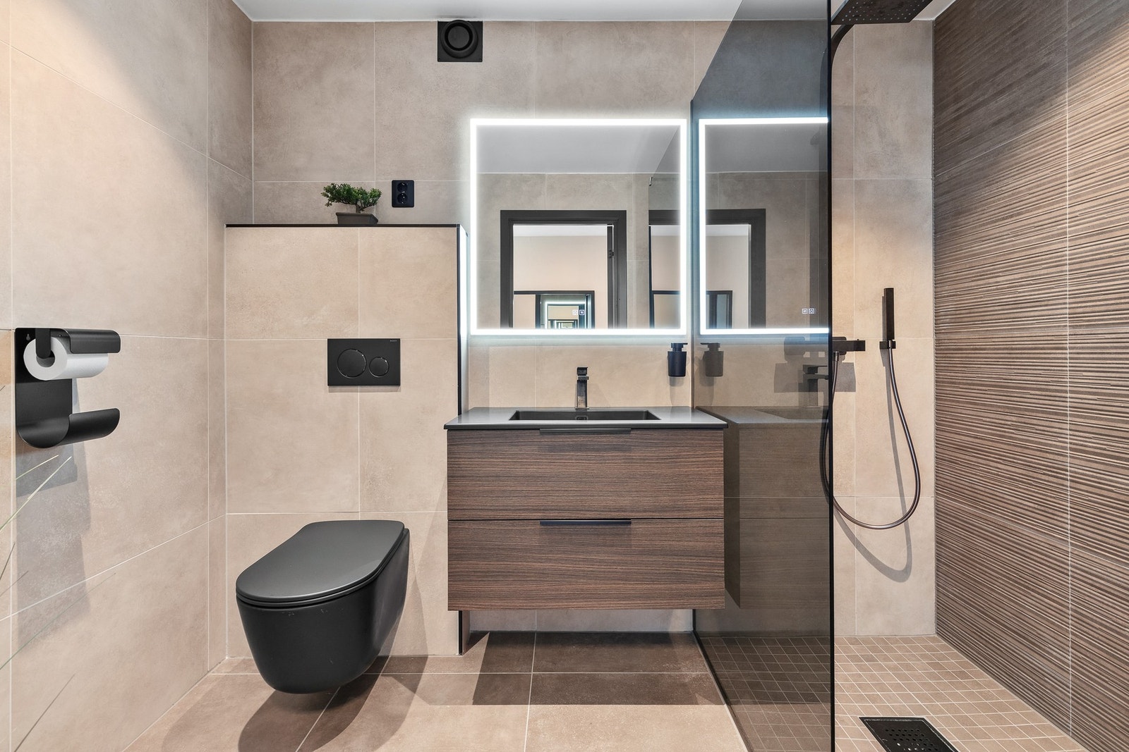 Lekkert og helfliset bad fra 2025 med gulvvarme og downlights i himling Galleribilde