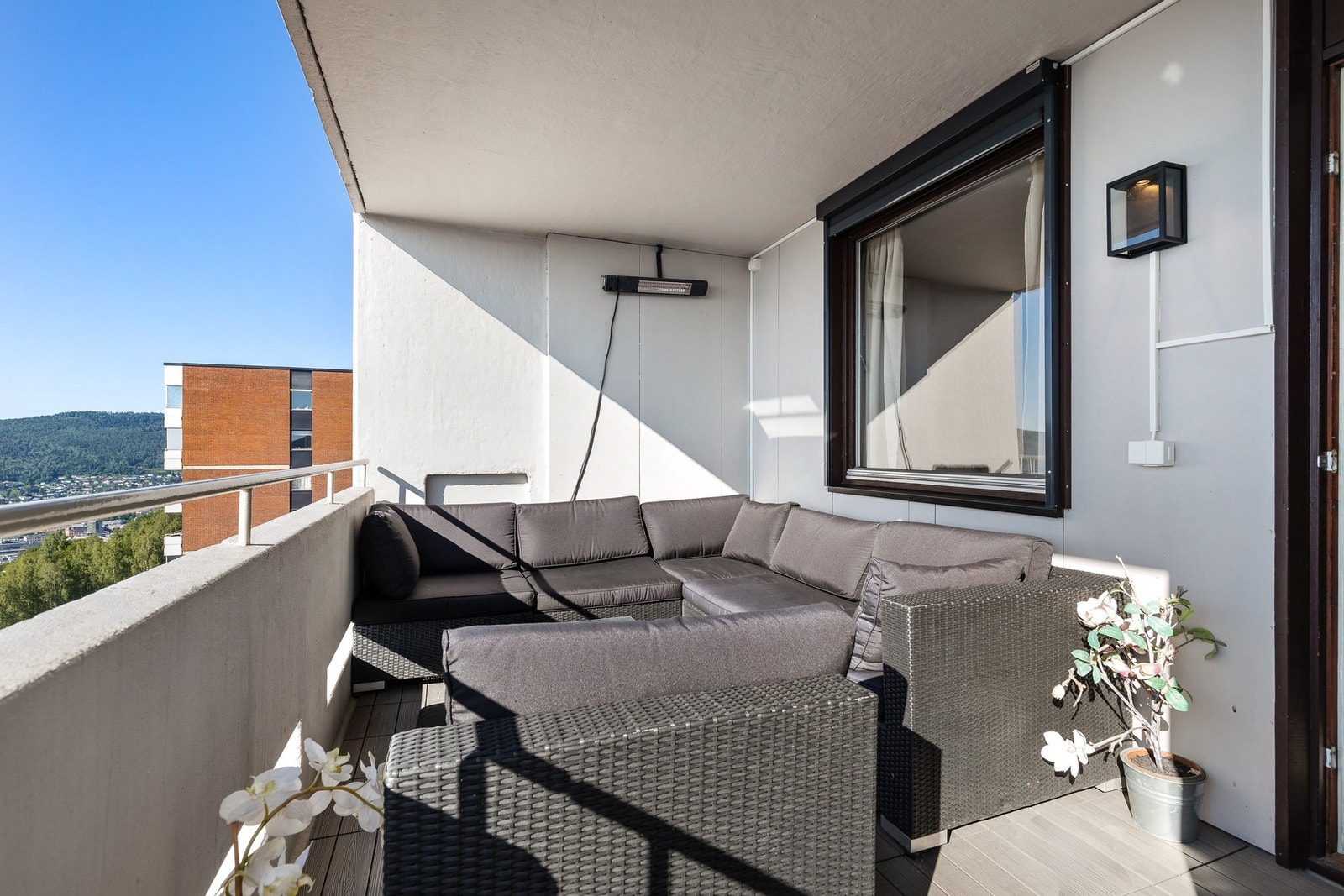 Fra stuen er det utgang til en overbygget, sørøstvendt balkong på ca. 12 kvm Galleribilde