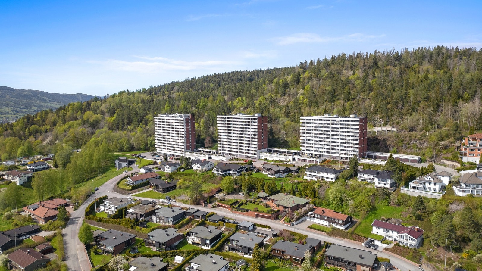Eiendommen ligger høyt og fritt til i et meget attraktivt boligområde på Strøtvet Galleribilde