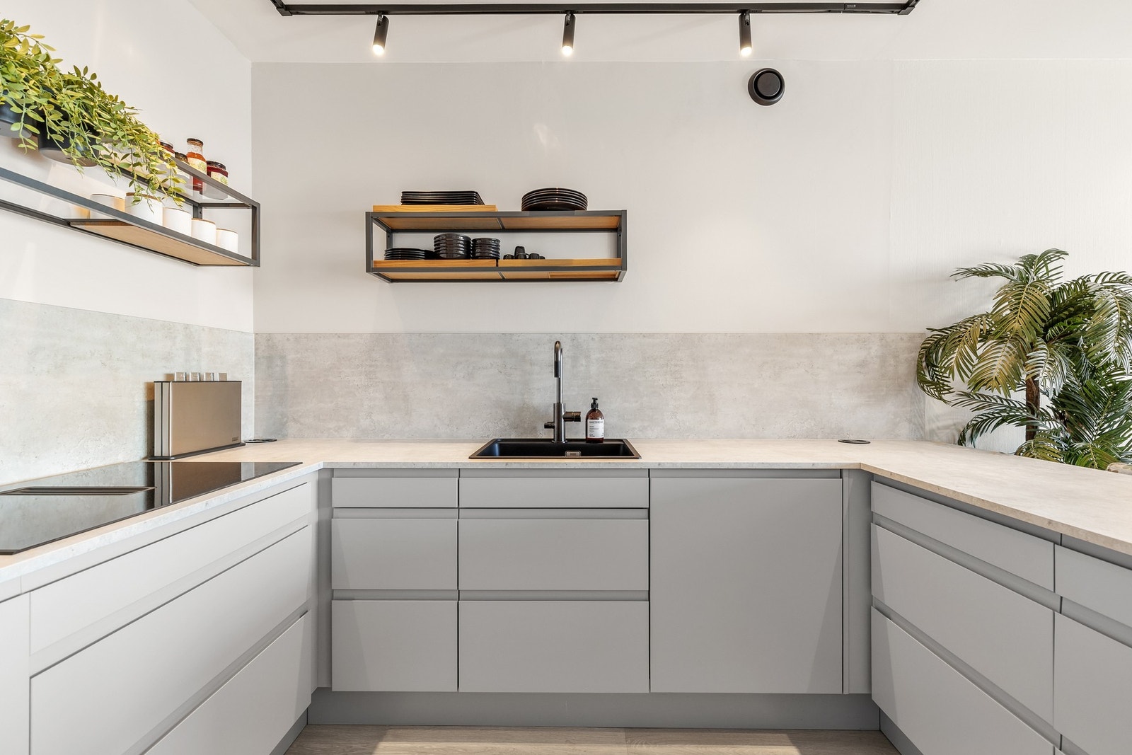 Innredningen har integrerte hvitevarer, herunder kjøl/fryseskap, oppvaskmaskin, induksjonstopp med integrert vifte/kullfilter og stekeovn Galleribilde