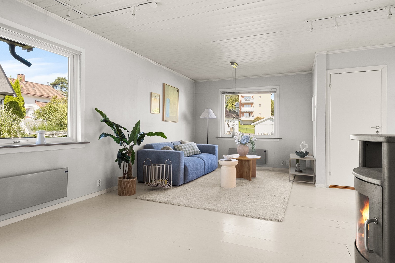 Stuen er lys og luftig med store vindusflater. Galleribilde