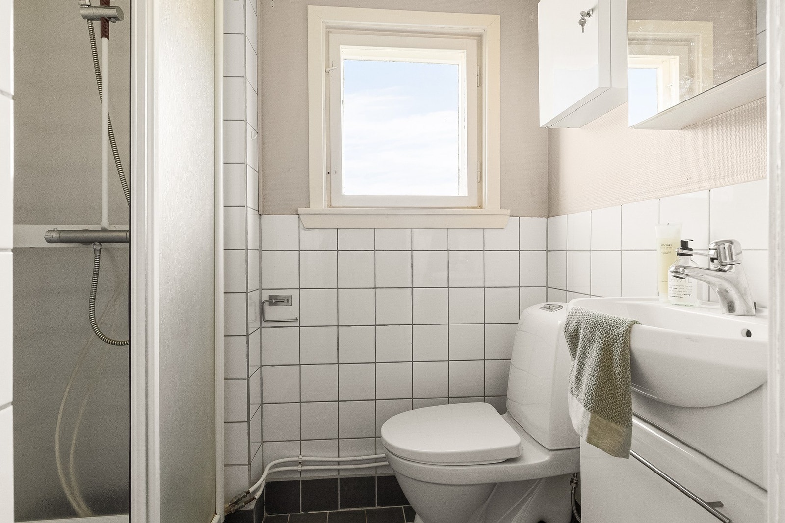 Badet er oppgradert i nyere tid og har flislagte overflater, gulvvarme, dusjkabinett, servant med innredning og speilskap samt klosett. Galleribilde