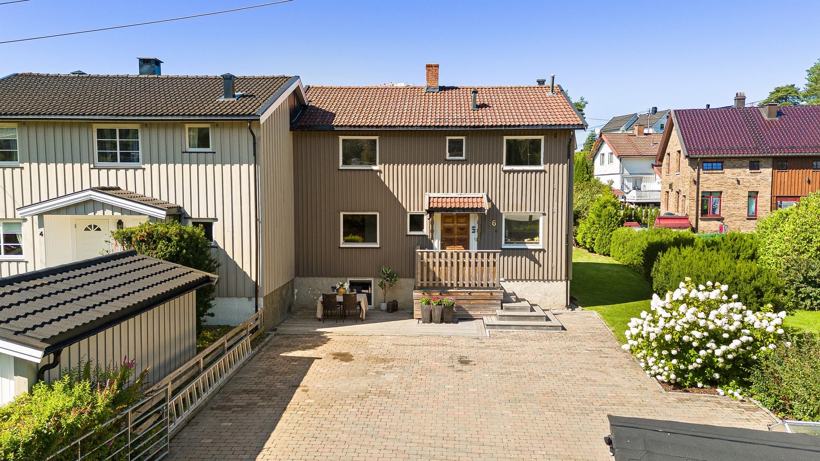 Ved inngangspartiet i 1. etasje er det en hyggelig terrasse på ca. 19 kvm, samt en trapp med liten platting på ca. 4 kvm. Galleribilde