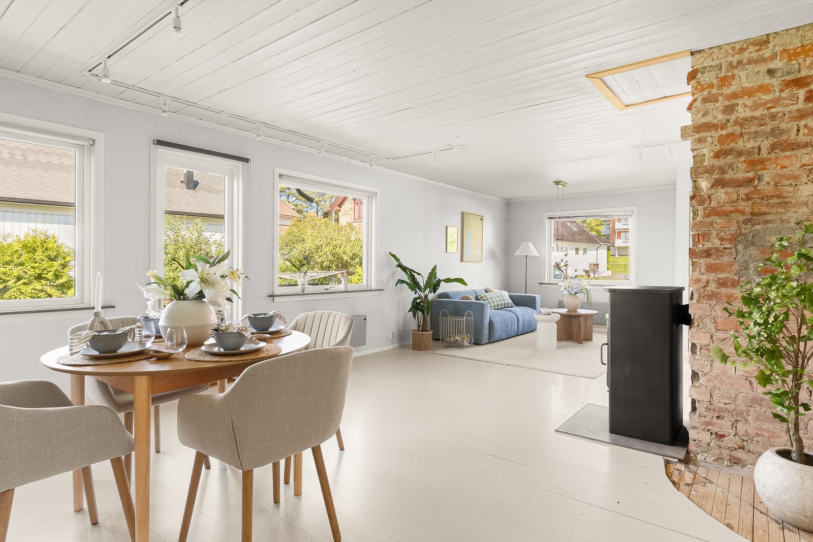 Hovedplanet i boligen byr på en innbydende planløsning med gode oppholdsrom og direkte adkomst til hage og terrasse. Galleribilde