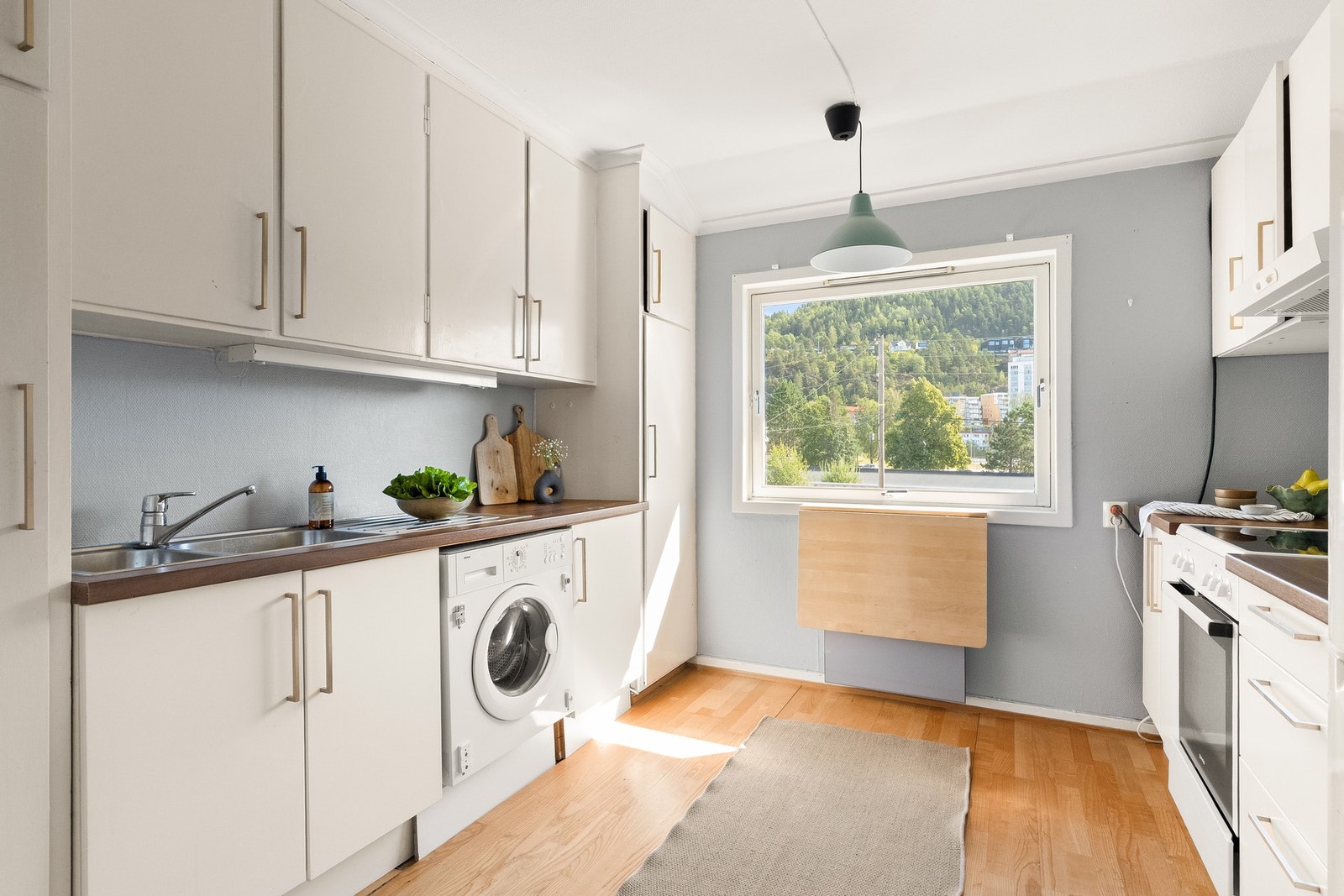 Etasjen har også et eget kjøkken med innredning av eldre dato, men delvis modernisert, og med ventilator samt opplegg for oppvaskmaskin. Galleribilde