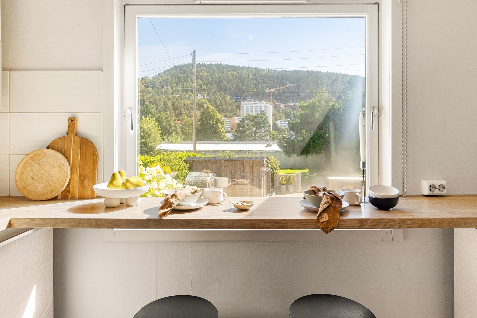 Kjøkkenet har plass til et hyggelig frokostbord. Galleribilde