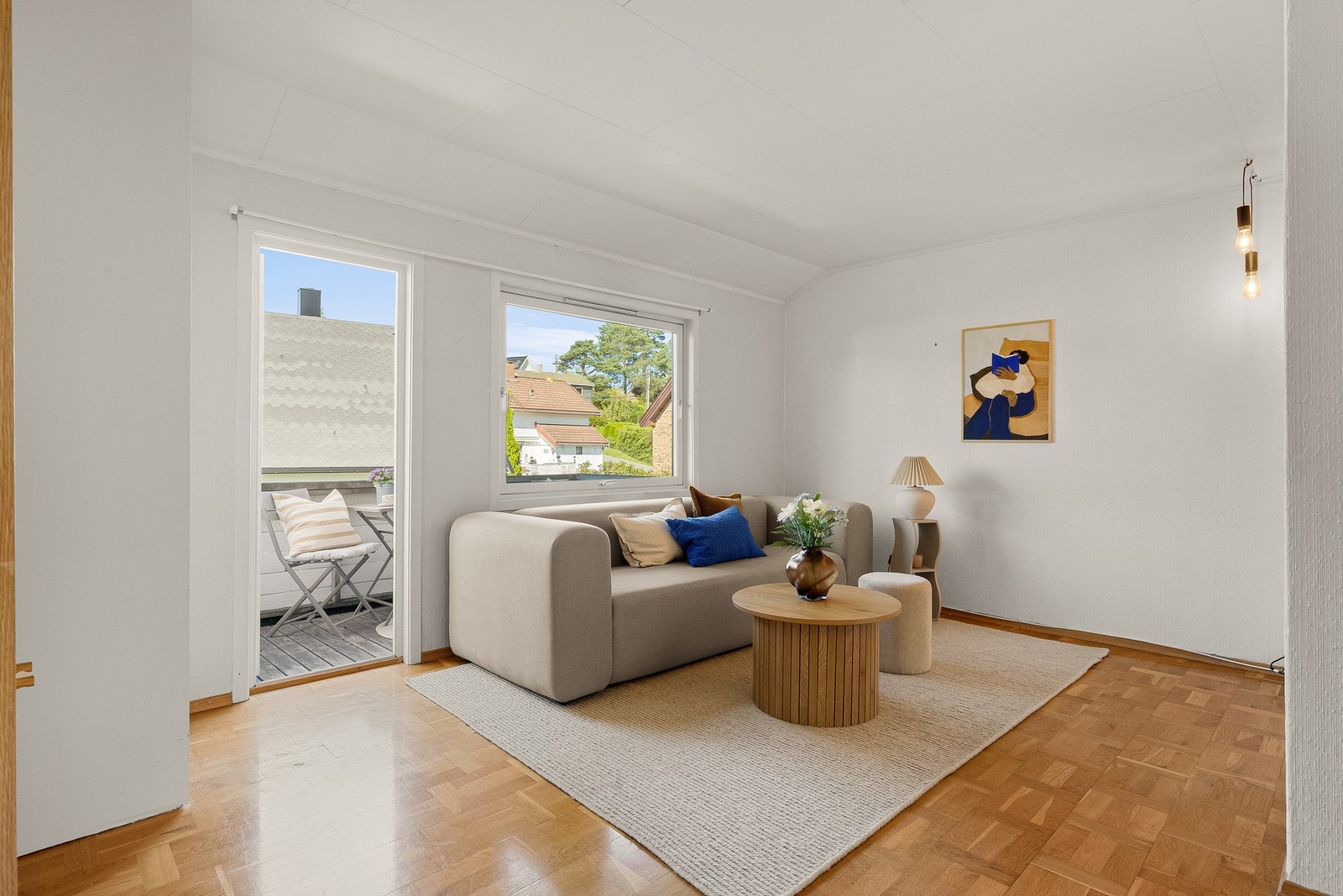 Fra stuen er det utgang til balkong, perfekt for å nyte ettermiddagssolen. Galleribilde
