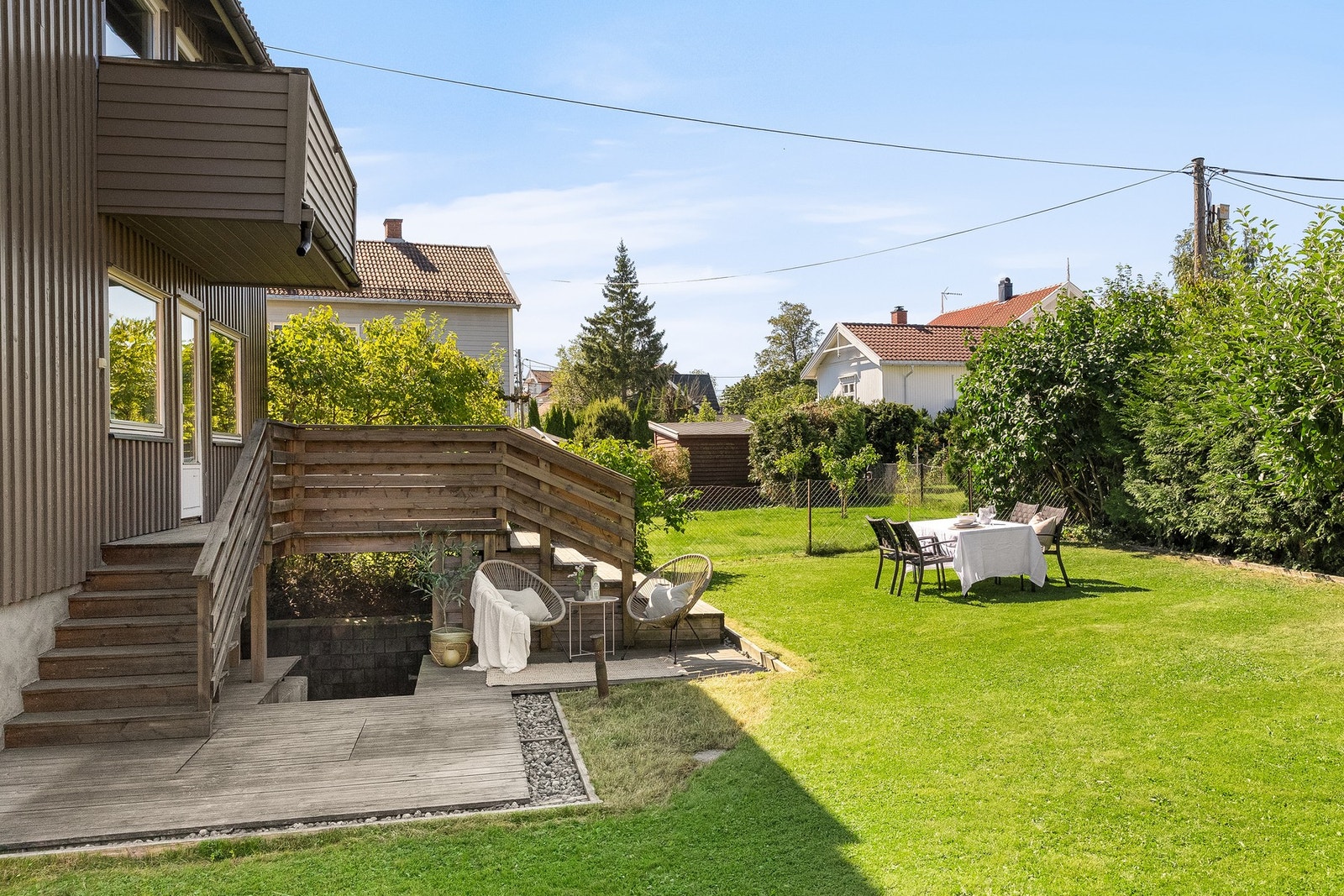Fra stuen i 1.etasje er det direkte utgang til en stor terrasse på ca. 25 kvm. Galleribilde
