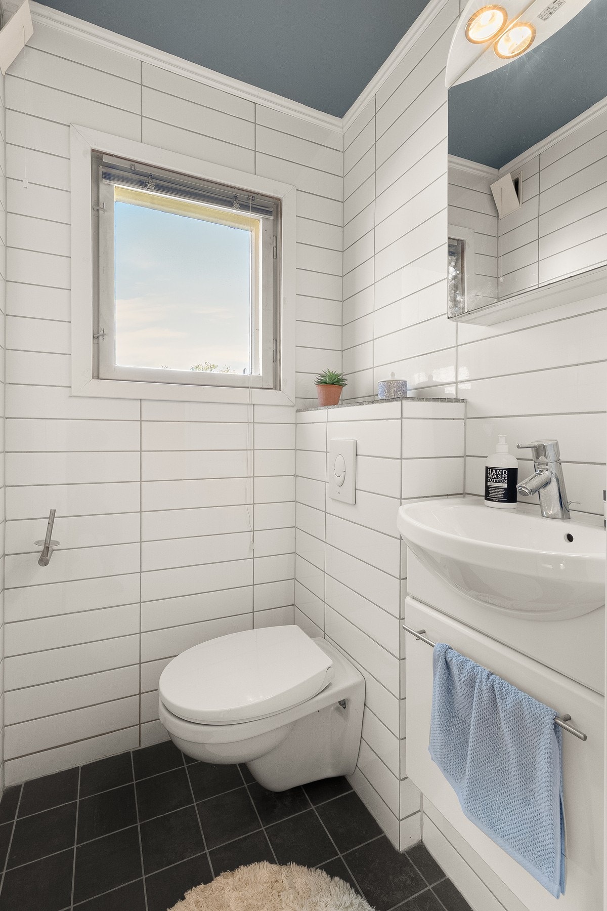 Separat wc-rom med gulvvarme, servant og vegghengt klosett. Galleribilde