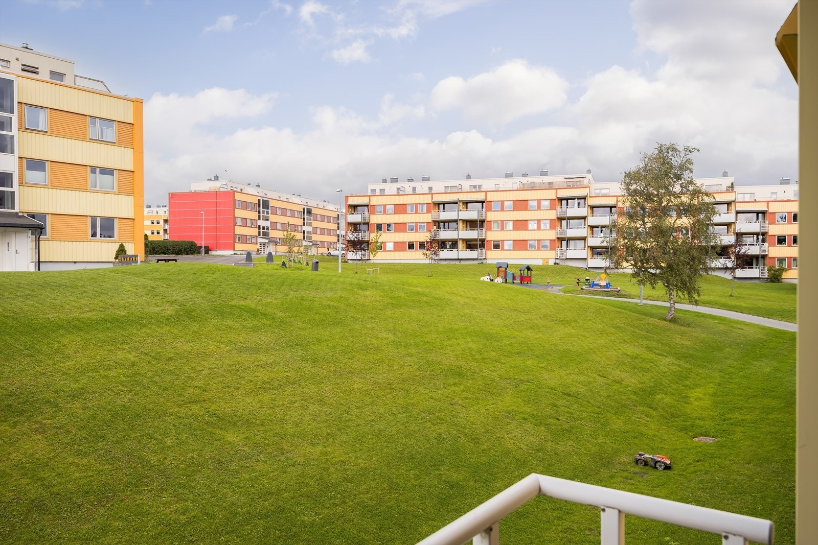 Her sitter man forholdsvis usjenert, da det er frodige og store grøntområder som omkranser området. Grøntområdene er til fri disposisjon for beboerne. Galleribilde