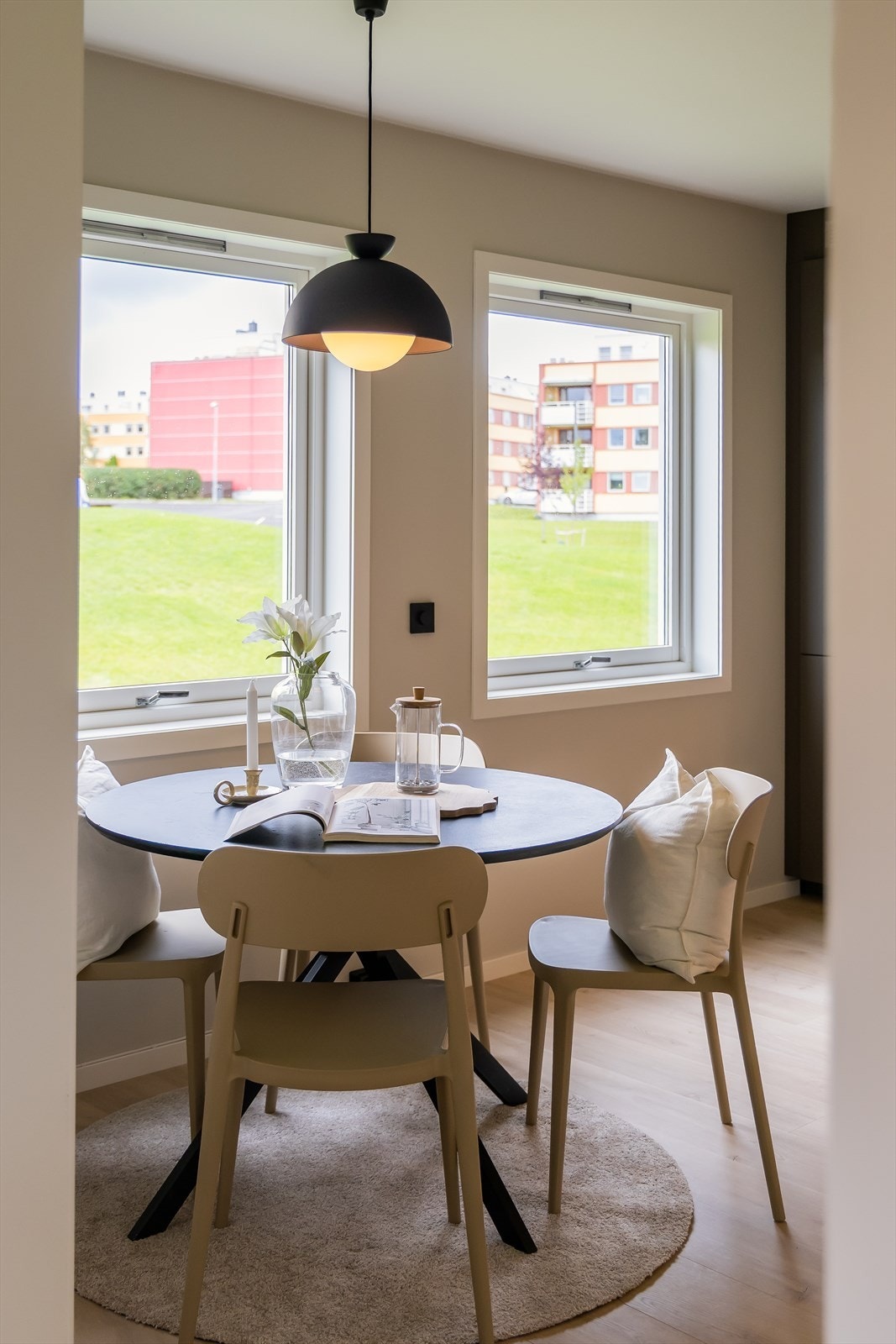 Kjøkkenet er romslig og man får plass til et rundt spisebord inne på kjøkkenet. Galleribilde