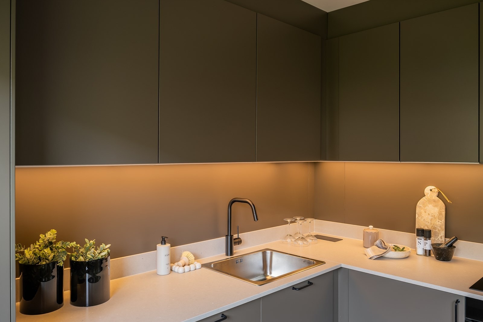 Komfyrvakt er installert på platetoppen, samt automatisk stoppekran med gulvføler er installert i skap under oppvaskkum. Galleribilde