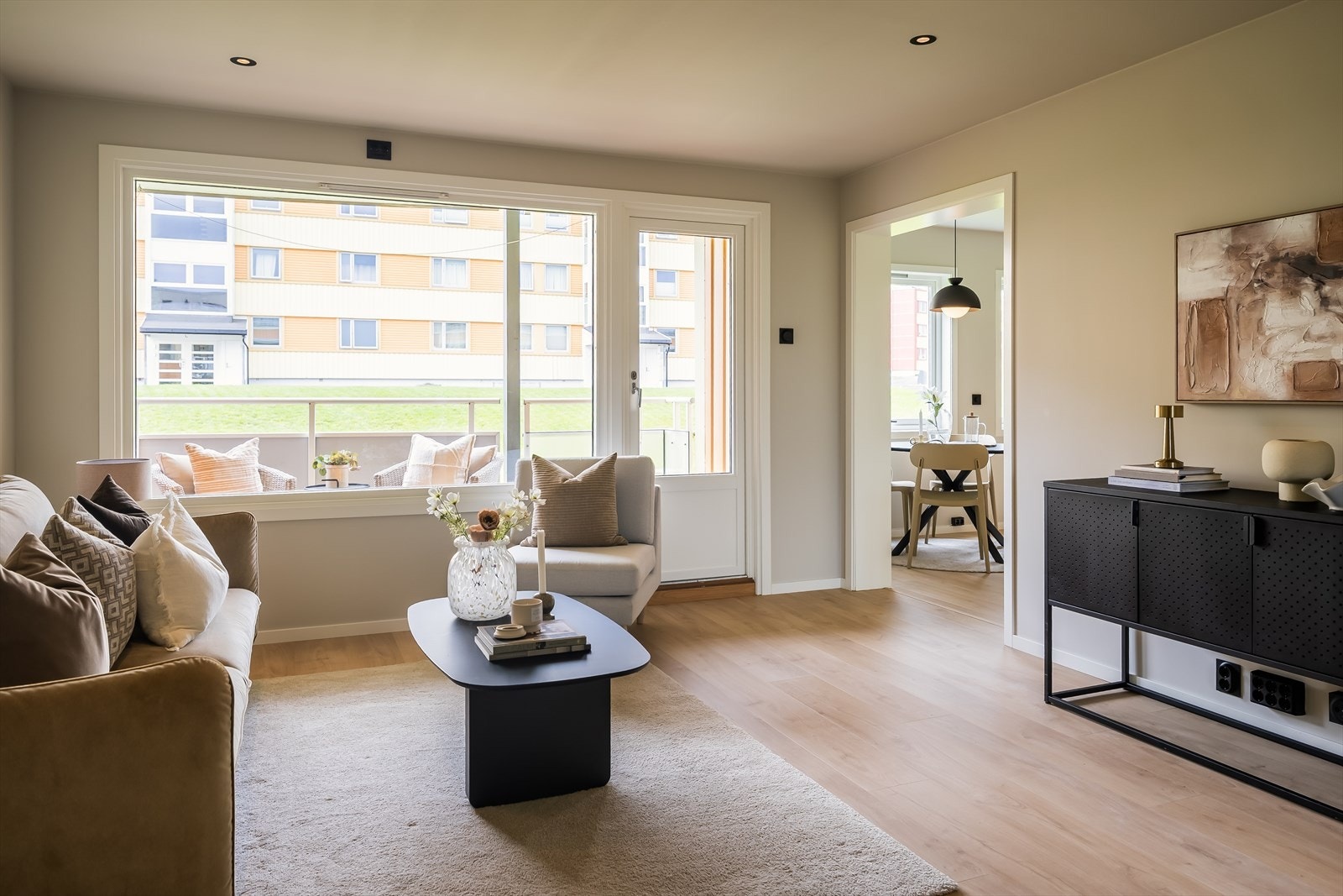 Delvis åpen løsning mellom stue og kjøkkenet. Galleribilde