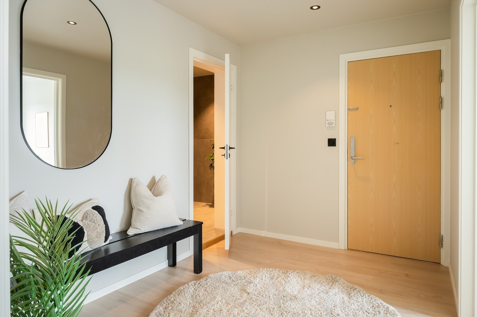 Man går opp til 2. etasje og kommer inn i en entré/gang på 6,8 kvm, som gir muligheter for oppbevaring av yttertøy og sko. Galleribilde