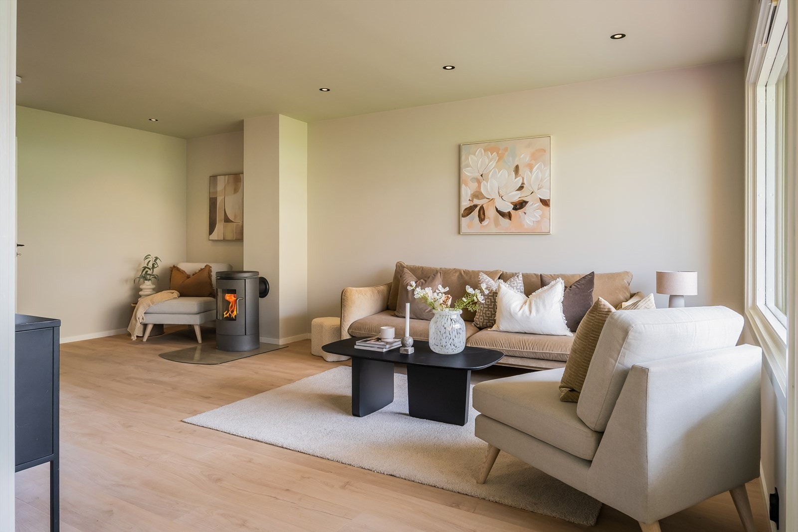 Leiligheten er malt opp i moderne farger med slette vegger og tak. På stuen har man samt downlights i tak. Galleribilde