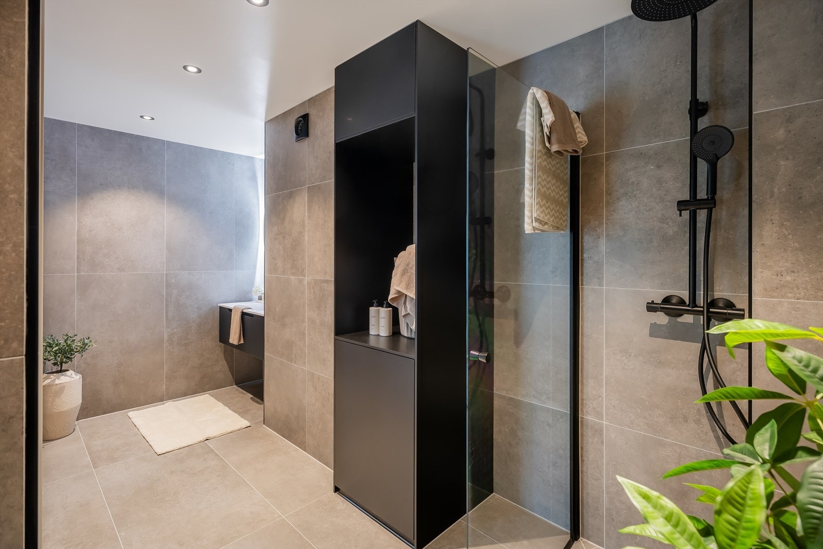 Badet ligger med inngang fra entréen, og er på 7,5 kvm. Totaloppusset i 2025, og har flis på gulv med varmekabler, flis på vegger og malt slett himling med downlights. Galleribilde