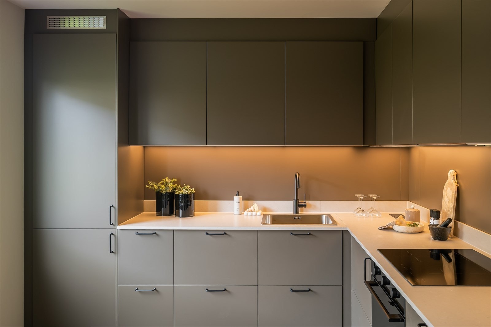 Kjøkkenet er som resten av leiligheten totaloppusset i 2025. Galleribilde