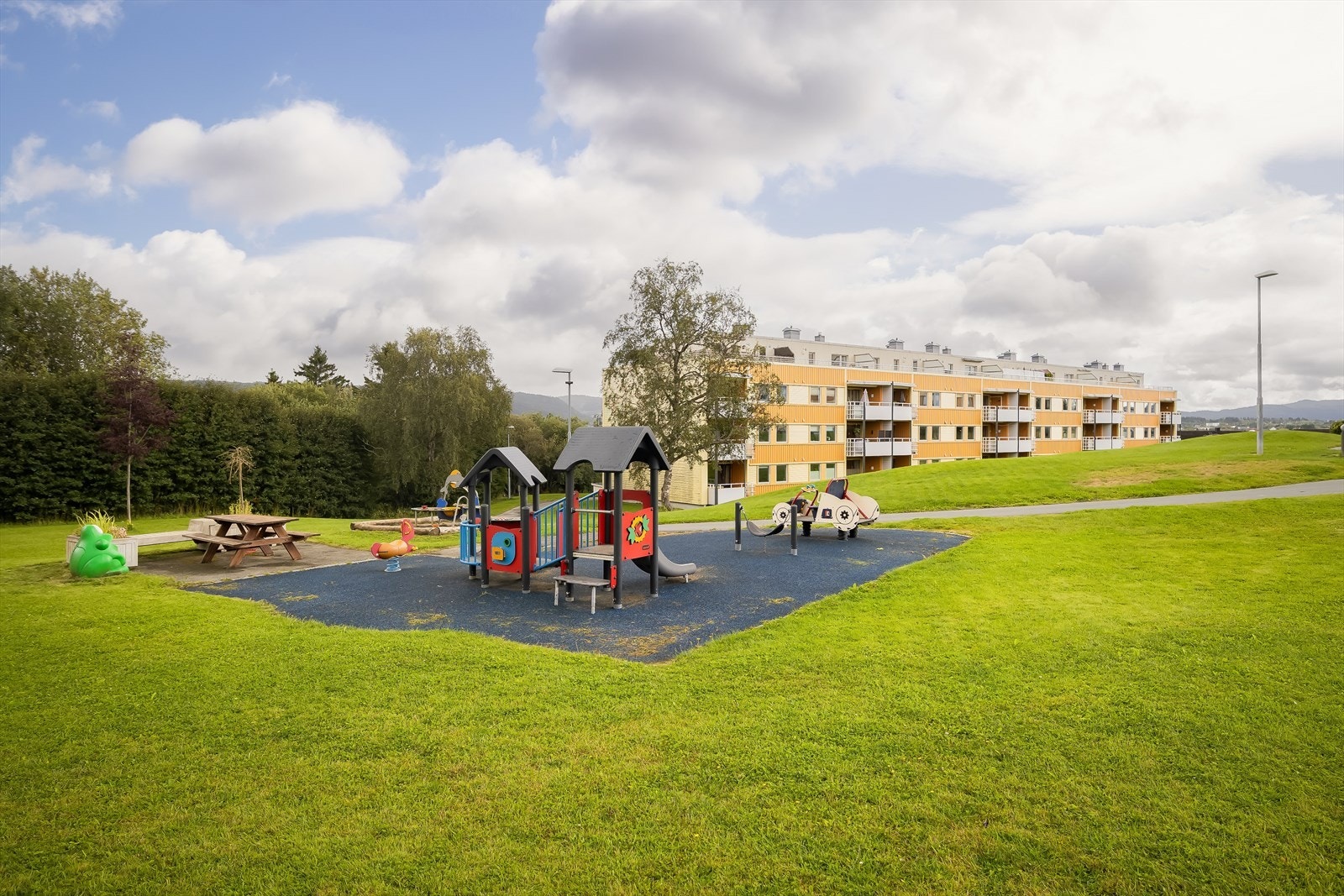 Leiligheten ligger fint til på Hallset/Byåsen. Nærmeste dagligvarebutikk er Rema 1000. Her er det også apotek og legesenter. Det er ellers kort vei til de fleste servicefunksjoner; offentlig kommunikasjon og treningssenter. Galleribilde