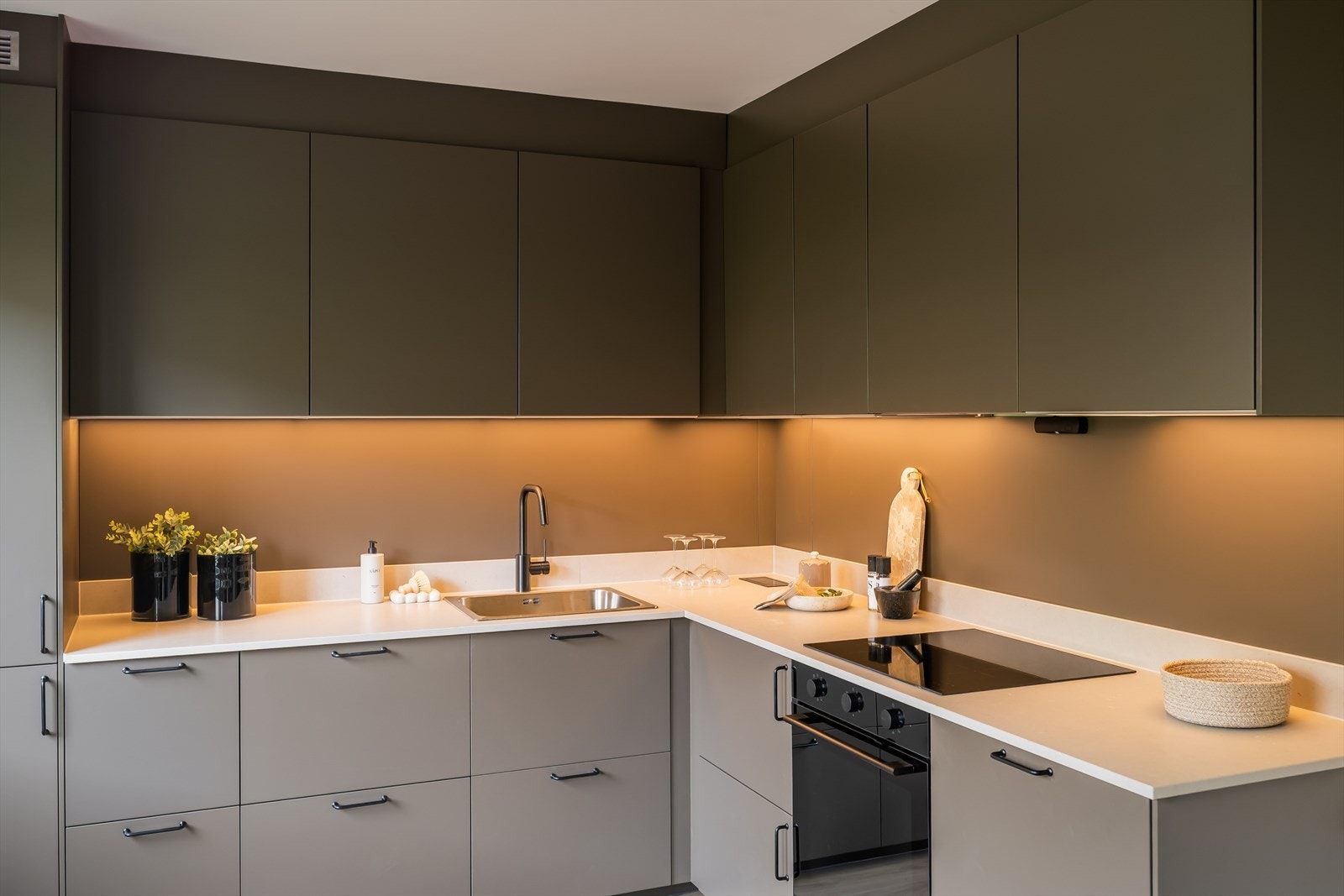 Kjøkkenet har påkostet integrerte hvitevarer som kombiskap, oppvaskmaskin, platetopp, stekeovn samt ventilator. Galleribilde