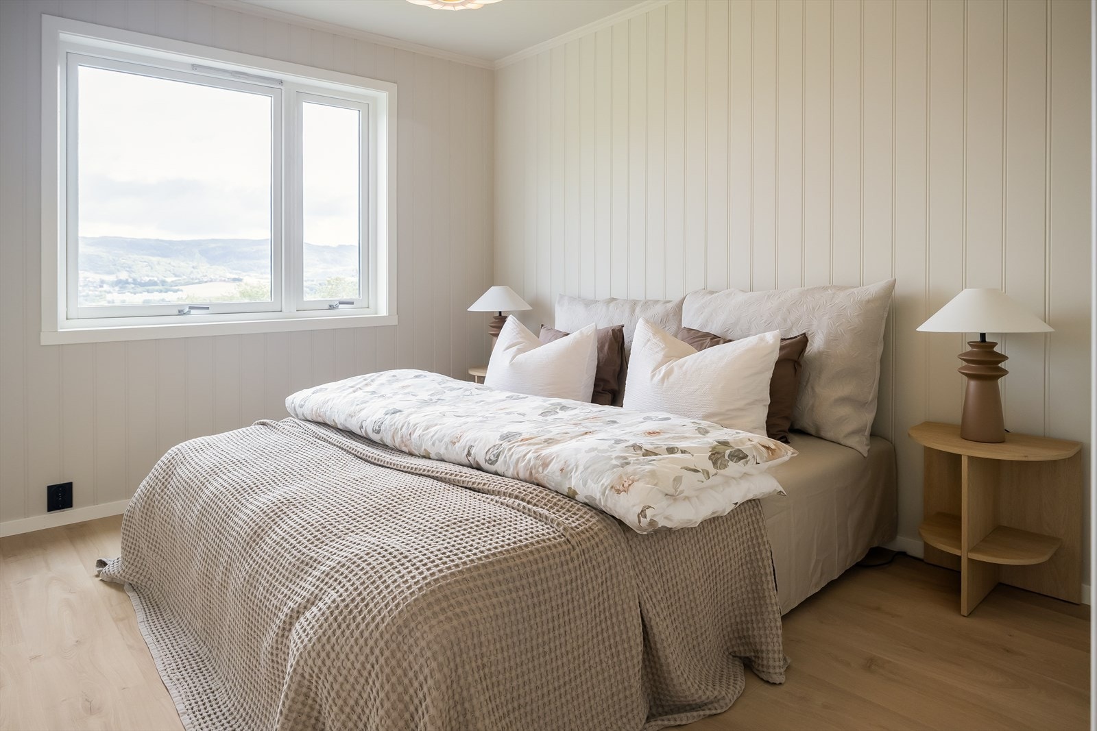 Boligen inneholder 3 soverom. Alle rommene får plass til dobbeltseng og garderobeskap. Galleribilde