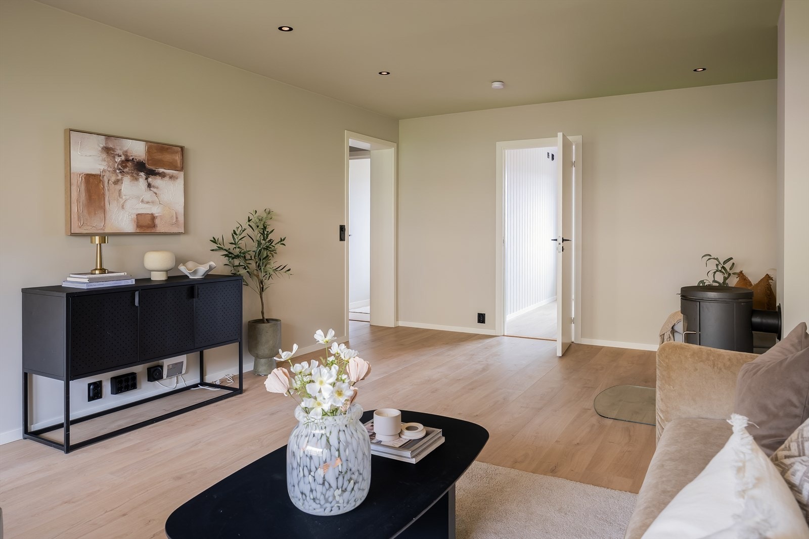 Størrelsen på stuen gjør den enkel å innrede. Man har god plass til både sofagruppe og spisegruppe. Galleribilde