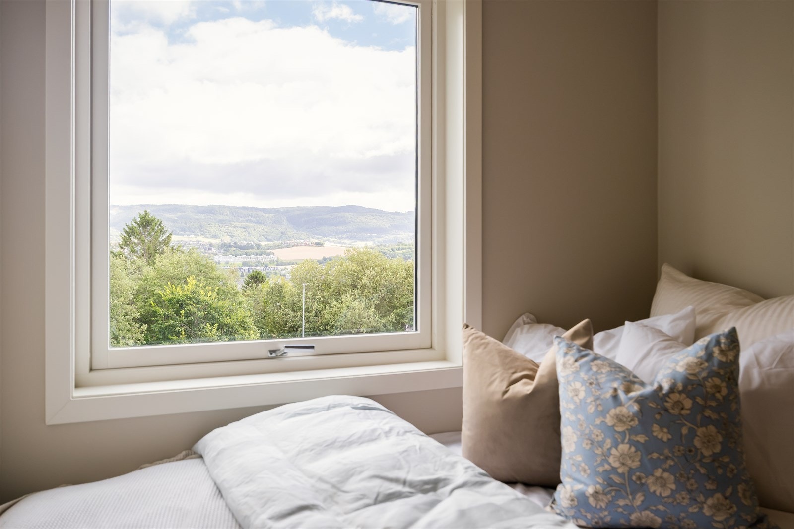 Felles for alle soverommene, er at de vender ut mot et rolig område som er felles for borettslaget. Galleribilde