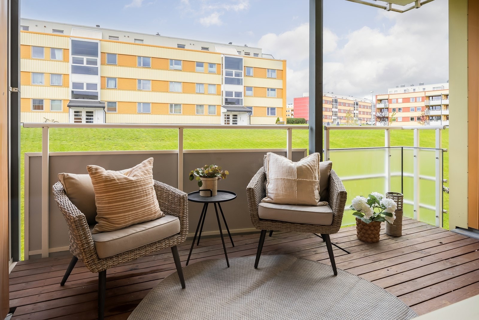 Med utgang fra stuen, har man en stor veranda på 8,1 kvm. Galleribilde