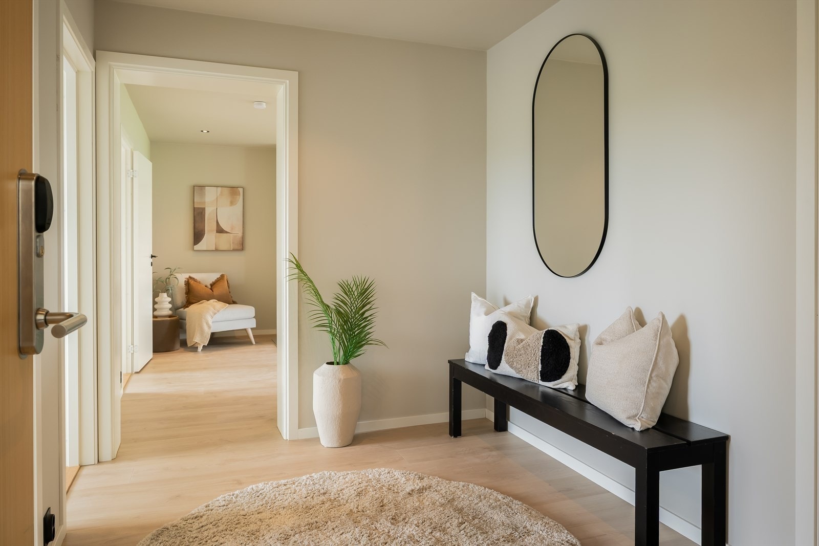 Entré/gangen er romslig og man har god plass til garderobeskap for oppbevaring av yttertøy og sko. Galleribilde